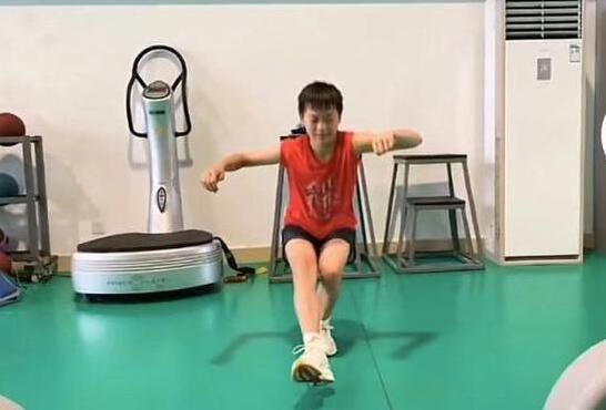 男光溜溜游泳视频大全
